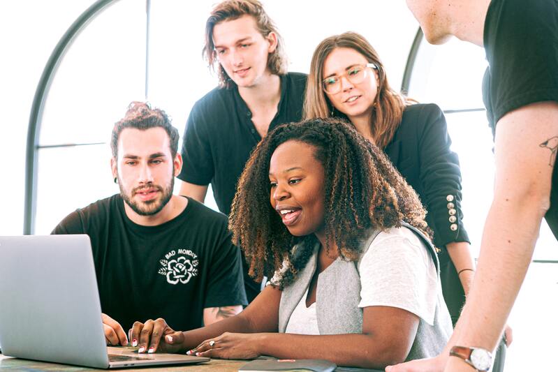 ABOUT FORGE LMS https://forgelms.com/wp-content/uploads/2020/07/woman-sharing-her-presentation-with-her-colleagues-3153198-1-3.jpg